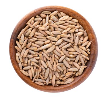 Beyaz arka planda izole edilmiş çavdar taneleri. Ahşap kasede çavdar tohumu tohumu. Kuru çavdar taneleri. Üst görünüm