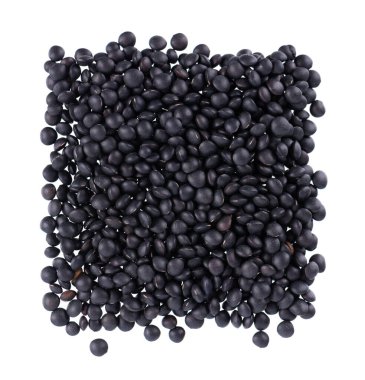 Beyaz arka planda izole edilmiş siyah mercimek. Kuru beluga mercimek taneleri yığını. Üst görünüm