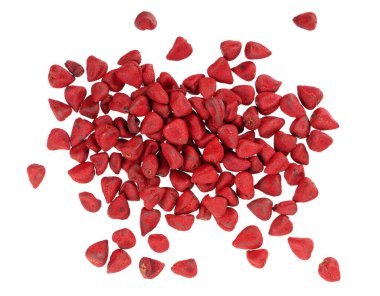 Annatto tohumları, beyaz arka planda izole edilmiş. Başarı tohumları, bixa orellana. Yemek ve yemek pişirmek için doğal boya. Yakın plan. Üst görünüm