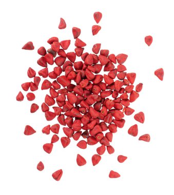 Annatto tohumları, beyaz arka planda izole edilmiş. Başarı tohumları, bixa orellana. Yemek ve yemek pişirmek için doğal boya. Yakın plan. Üst görünüm