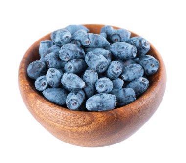 Beyaz arka planda izole edilmiş hanımeli böğürtlenleri ahşap kasede. Olgun hanımeli meyveleri. Kesme yolu