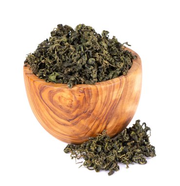 Beyaz siyah zeminde izole edilmiş zeytin kabında kuru jimnastik pentapillum yaprağı. Jiaogulan veya Mucize Çim. Çin bitkisel çayı