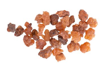 Myrrh reçinesi beyaz arkaplanda izole edilmiş. Doğal Commiphora Myrrha yığını. Tatlı Myrrh Opoponax. Tütsü. Üst görünüm