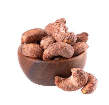 Tahta kasede kabuklu kaju fıstığı, beyaz arka planda izole. Kızarmış ve tuzlu kaju fıstığı.