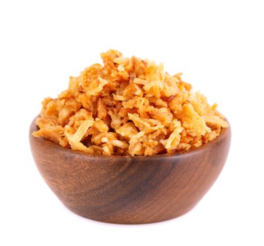 Ahşap kasede kavrulmuş soğan, beyaz arka planda izole edilmiş. Kızarmış soğan.