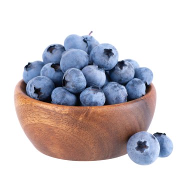 Tahta kasede taze yaban mersini, beyaz arka planda izole. Böğürtlen ya da böğürtlen. Kesme yolu