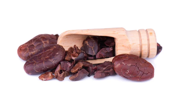 Loupané Kakaové Boby Izolované Bílém Pozadí Pražené Aromatické Kakaové Boby — Stock fotografie