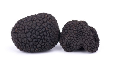 Siyah trüf mantarları beyaz arka planda izole edilmiş. Taze kesilmiş mantar. Özel lezzet mantarı. Pırıl pırıl ve mis kokulu Fransız lezzeti. Kesme yolu