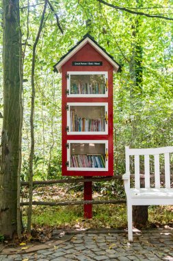 Orman kütüphanesi Kocaeli şehir merkezine uzak Ormanya gezi parkında, 15 Temmuz 2021, İzmit, Kocaeli, Türkiye