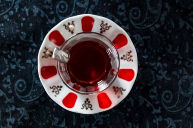 Kahve dükkanında Türk çayı servisi