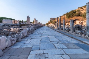 12 Ağustos 2021 'de Türkiye' nin Efes kentindeki Celsius Kütüphanesi kalıntıları, İzmir, Türkiye