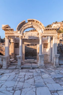 12 Ağustos 2021 'de Türkiye' nin Efes kentindeki Celsius Kütüphanesi kalıntıları, İzmir, Türkiye