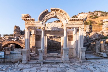 12 Ağustos 2021 'de Türkiye' nin Efes kentindeki Celsius Kütüphanesi kalıntıları, İzmir, Türkiye