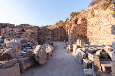 12 Ağustos 2021 'de Türkiye' nin Efes kentindeki Celsius Kütüphanesi kalıntıları, İzmir, Türkiye