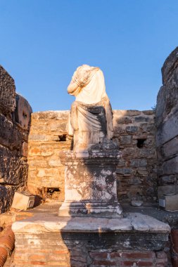 12 Ağustos 2021 'de Türkiye' nin Efes kentindeki Celsius Kütüphanesi kalıntıları, İzmir, Türkiye