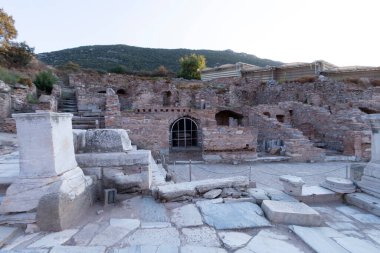 12 Ağustos 2021 'de Türkiye' nin Efes kentindeki Celsius Kütüphanesi kalıntıları, İzmir, Türkiye