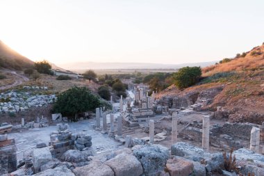 12 Ağustos 2021 'de Türkiye' nin Efes kentindeki Celsius Kütüphanesi kalıntıları, İzmir, Türkiye