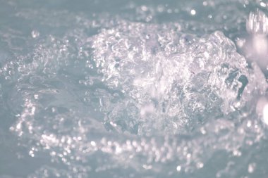 Nehirde dalgalanan su yüzeyi