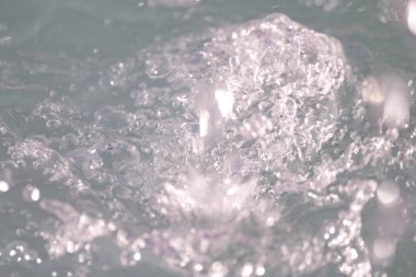 Nehirde dalgalanan su yüzeyi