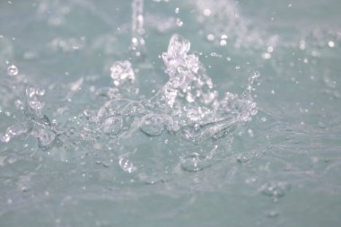 Nehirde dalgalanan su yüzeyi