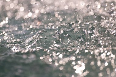 Nehirde dalgalanan su yüzeyi