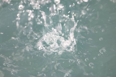 Nehirde dalgalanan su yüzeyi