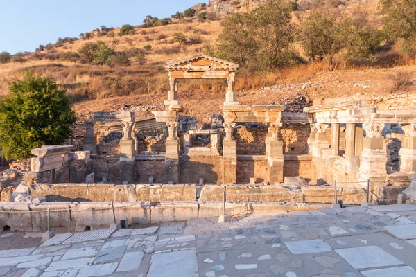 Руїни Бібліотеки Цельсія Стародавньому Місті Ефесі Туреччина Чудовий Літній День — стокове фото