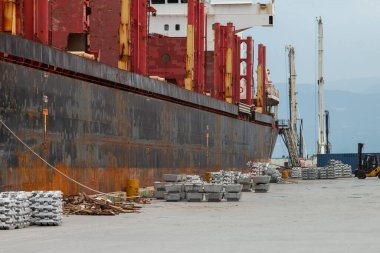 Konteynır limana yaklaşmakta olan gemiden indiriliyor. 10 Eylül 2021, Kocaeli, Türkiye