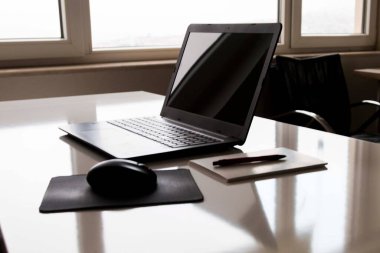 Kaynak metinThe computer and the working environment on the work desk