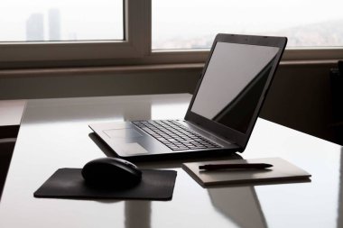 Kaynak metinThe computer and the working environment on the work desk