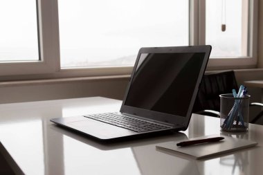 Kaynak metinThe computer and the working environment on the work desk