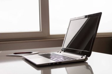Kaynak metinThe computer and the working environment on the work desk