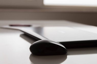 Kaynak, çalışma masasındaki bilgisayar ve çalışma ortamını tanıdı