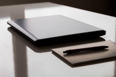 Kaynak, çalışma masasındaki bilgisayar ve çalışma ortamını tanıdı