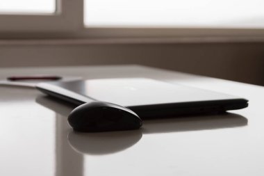 Kaynak, çalışma masasındaki bilgisayar ve çalışma ortamını tanıdı