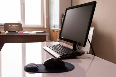 Kaynak metinThe computer and the working environment on the work desk