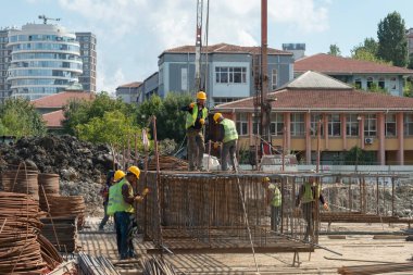 İnşaat Alanındaki İşçi, 5 Ağustos 2018, İstanbul, Türkiye Kiriş Formu 'nu Tamir Ediyor