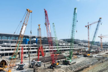 İnşaatta kullanılan büyük vinçler