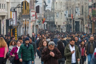 Taksim istiklal sokağı her zaman kalabalık, hareketli ve hareketli bir caddedir. Tarihi tramvay hattı caddeyi geçiyor, Beyoğlu, taksim, İstanbul, Türkiye, Kasım 2021