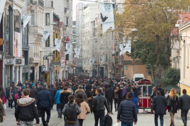 Taksim istiklal sokağı her zaman kalabalık, hareketli ve hareketli bir caddedir. Tarihi tramvay hattı caddeyi geçiyor, Beyoğlu, taksim, İstanbul, Türkiye, Kasım 2021
