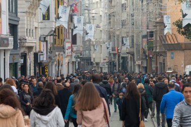 Taksim istiklal sokağı her zaman kalabalık, hareketli ve hareketli bir caddedir. Tarihi tramvay hattı caddeyi geçiyor, Beyoğlu, taksim, İstanbul, Türkiye, Kasım 2021