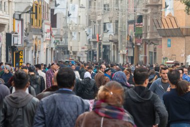 Taksim istiklal sokağı her zaman kalabalık, hareketli ve hareketli bir caddedir. Tarihi tramvay hattı caddeyi geçiyor, Beyoğlu, taksim, İstanbul, Türkiye, Kasım 2021