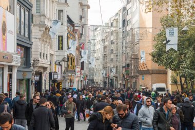 Taksim istiklal sokağı her zaman kalabalık, hareketli ve hareketli bir caddedir. Tarihi tramvay hattı caddeyi geçiyor, Beyoğlu, taksim, İstanbul, Türkiye, Kasım 2021