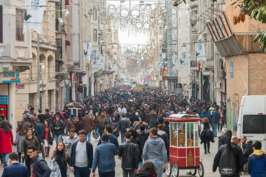 Taksim istiklal sokağı her zaman kalabalık, hareketli ve hareketli bir caddedir. Tarihi tramvay hattı caddeyi geçiyor, Beyoğlu, taksim, İstanbul, Türkiye, Kasım 2021