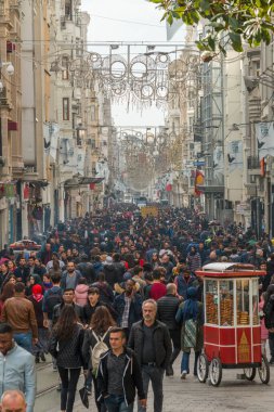 Taksim istiklal sokağı her zaman kalabalık, hareketli ve hareketli bir caddedir. Tarihi tramvay hattı caddeyi geçiyor, Beyoğlu, taksim, İstanbul, Türkiye, Kasım 2021