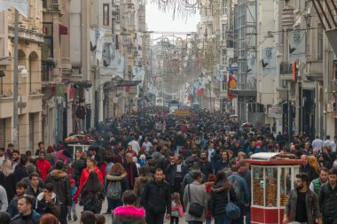 Taksim istiklal sokağı her zaman kalabalık, hareketli ve hareketli bir caddedir. Tarihi tramvay hattı caddeyi geçiyor, Beyoğlu, taksim, İstanbul, Türkiye, Kasım 2021
