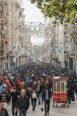Taksim istiklal sokağı her zaman kalabalık, hareketli ve hareketli bir caddedir. Tarihi tramvay hattı caddeyi geçiyor, Beyoğlu, taksim, İstanbul, Türkiye, Kasım 2021