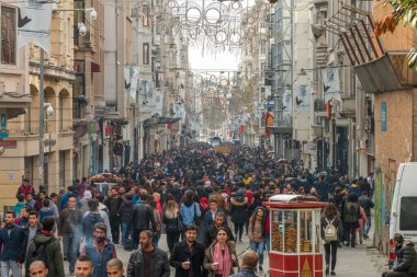 Taksim istiklal sokağı her zaman kalabalık, hareketli ve hareketli bir caddedir. Tarihi tramvay hattı caddeyi geçiyor, Beyoğlu, taksim, İstanbul, Türkiye, Kasım 2021