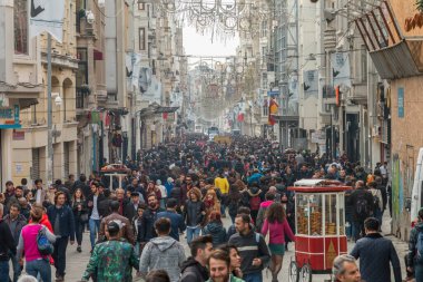 Taksim istiklal sokağı her zaman kalabalık, hareketli ve hareketli bir caddedir. Tarihi tramvay hattı caddeyi geçiyor, Beyoğlu, taksim, İstanbul, Türkiye, Kasım 2021