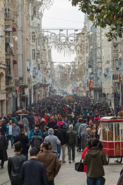 Taksim istiklal sokağı her zaman kalabalık, hareketli ve hareketli bir caddedir. Tarihi tramvay hattı caddeyi geçiyor, Beyoğlu, taksim, İstanbul, Türkiye, Kasım 2021
